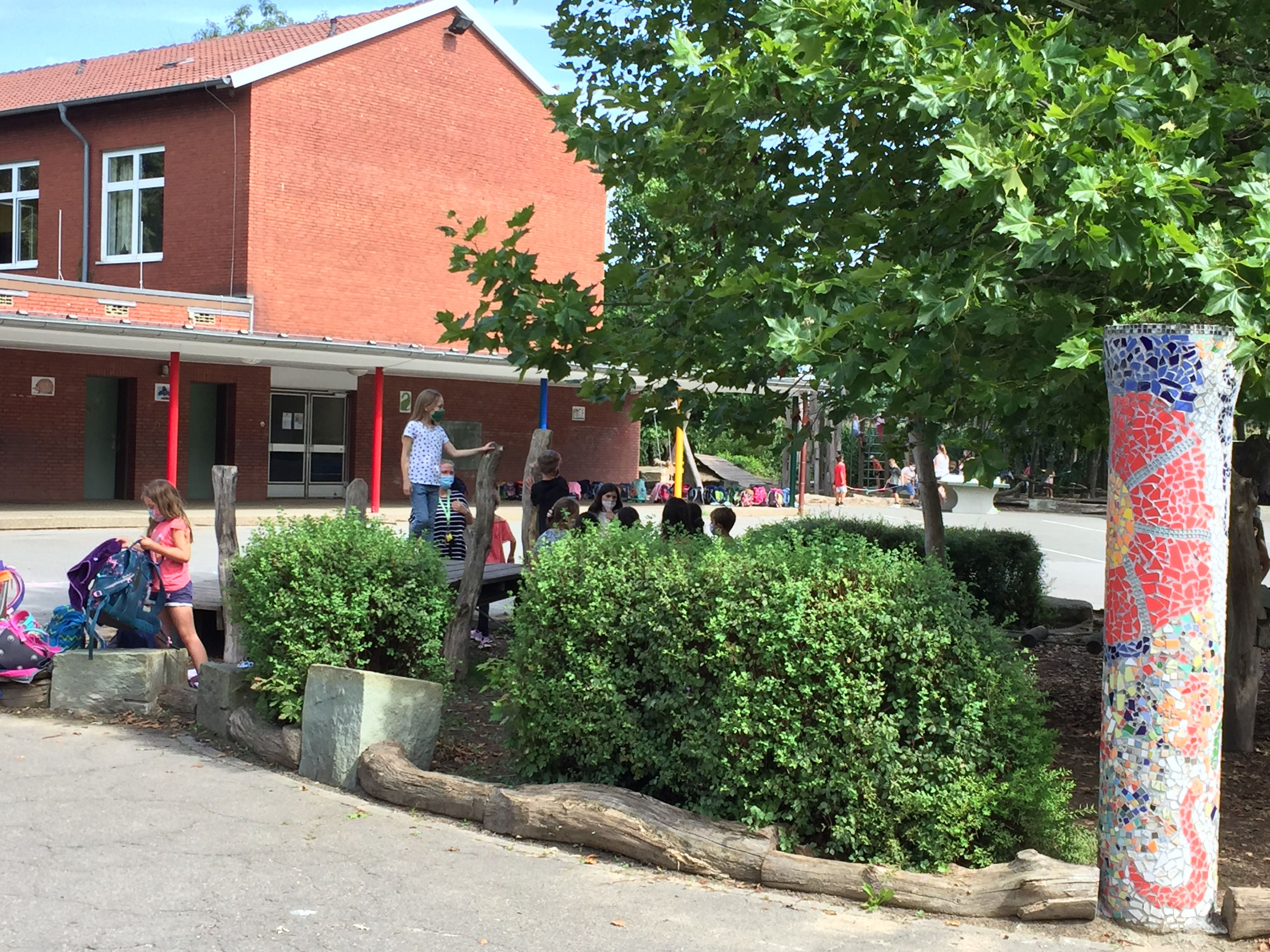 Auf dem Schulhof nachmittags