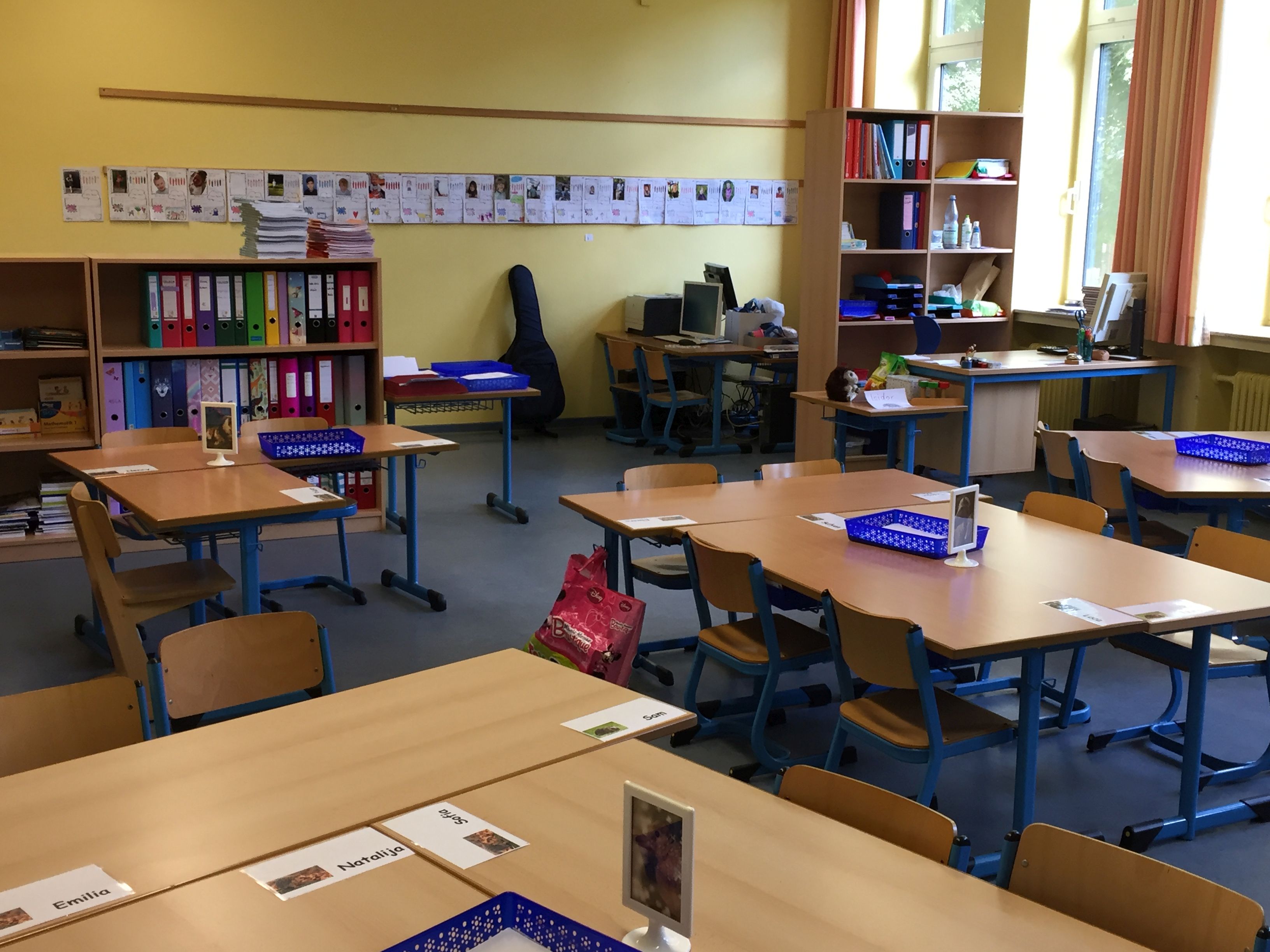 Blick in einen Klassenraum eines ersten Schuljahres